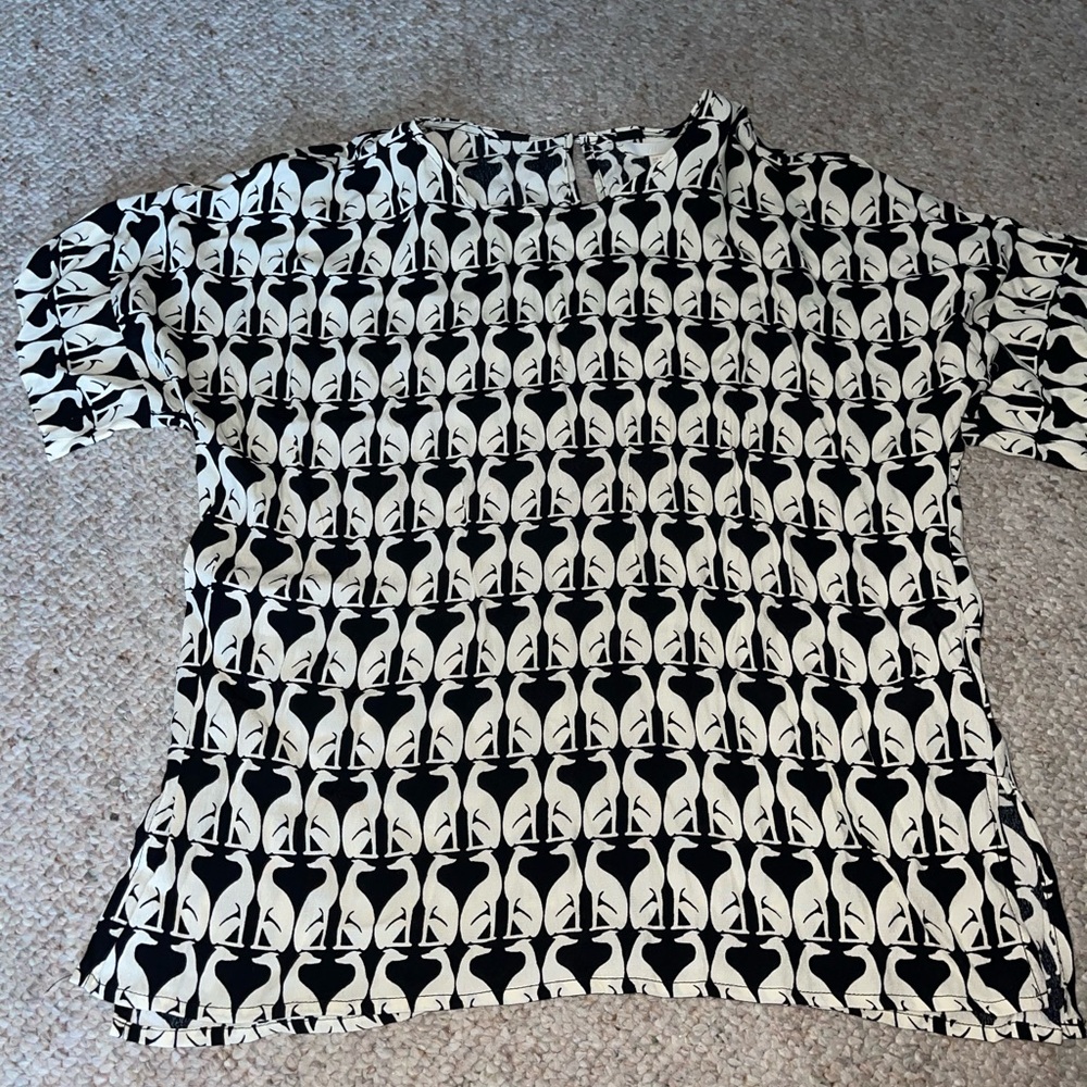 Women’s H&M Black/Ivory Greyhound Print Blouse size 8 short sleeve  Graphic Top